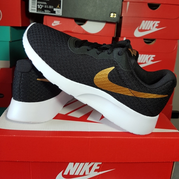NIKE TANJUN FASHION PREMIUM BLACK/GOLD WOMEN'S US SIZE 7 BRAND NEW IN BOX - Picture 4 of 8